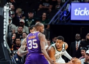 开云体育中国-雄鹿B队逆转法国男篮，布克送出助攻