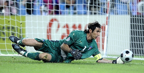 巴格达关门将在比赛中精彩扑救