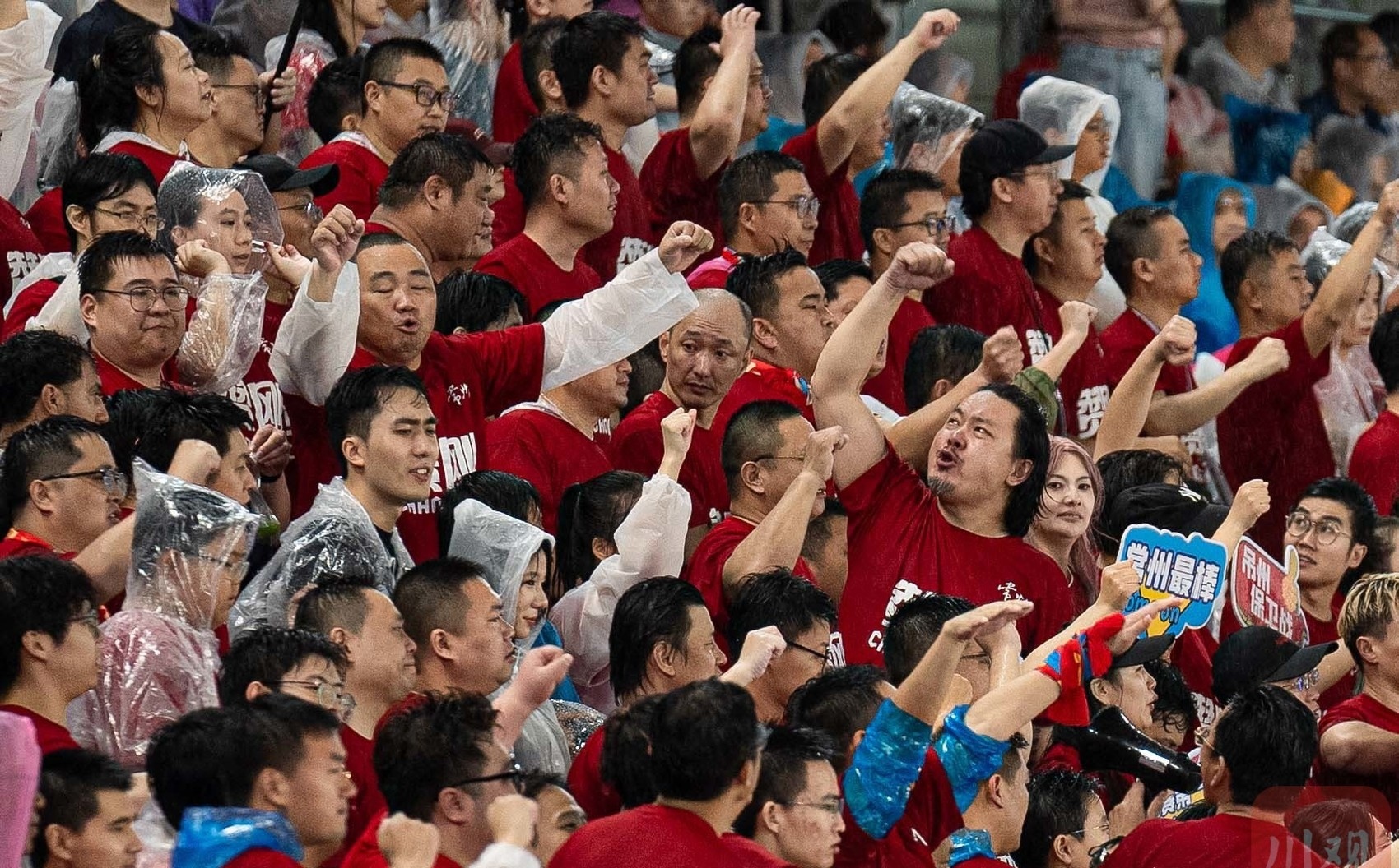 球队球迷气氛热烈，为球员们助威加油