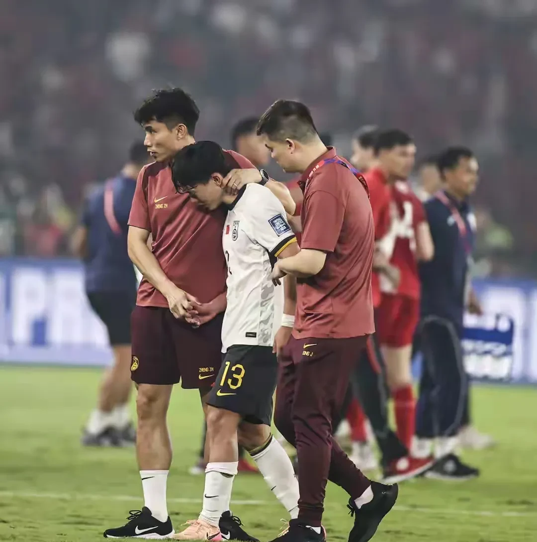 紧张的比赛即将进行，球迷们相约观战