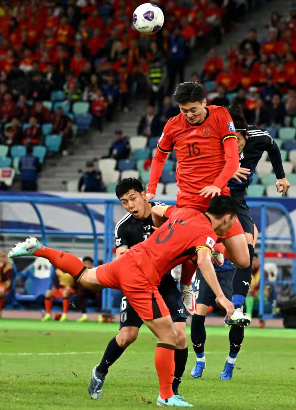 紧张的比赛即将进行，球迷们相约观战