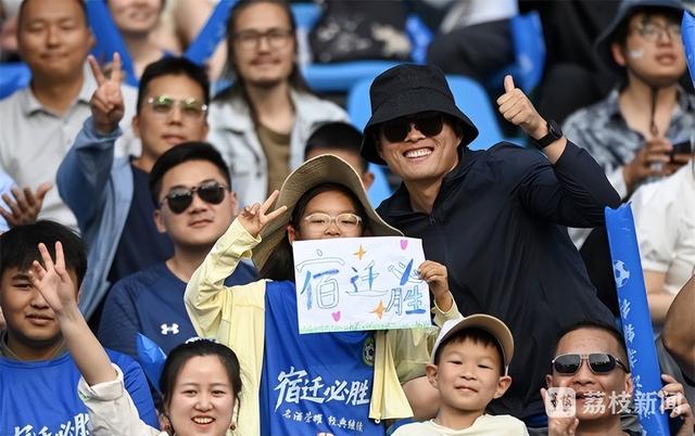 关于国内足球联赛战况备受关注，球迷热情高涨的信息