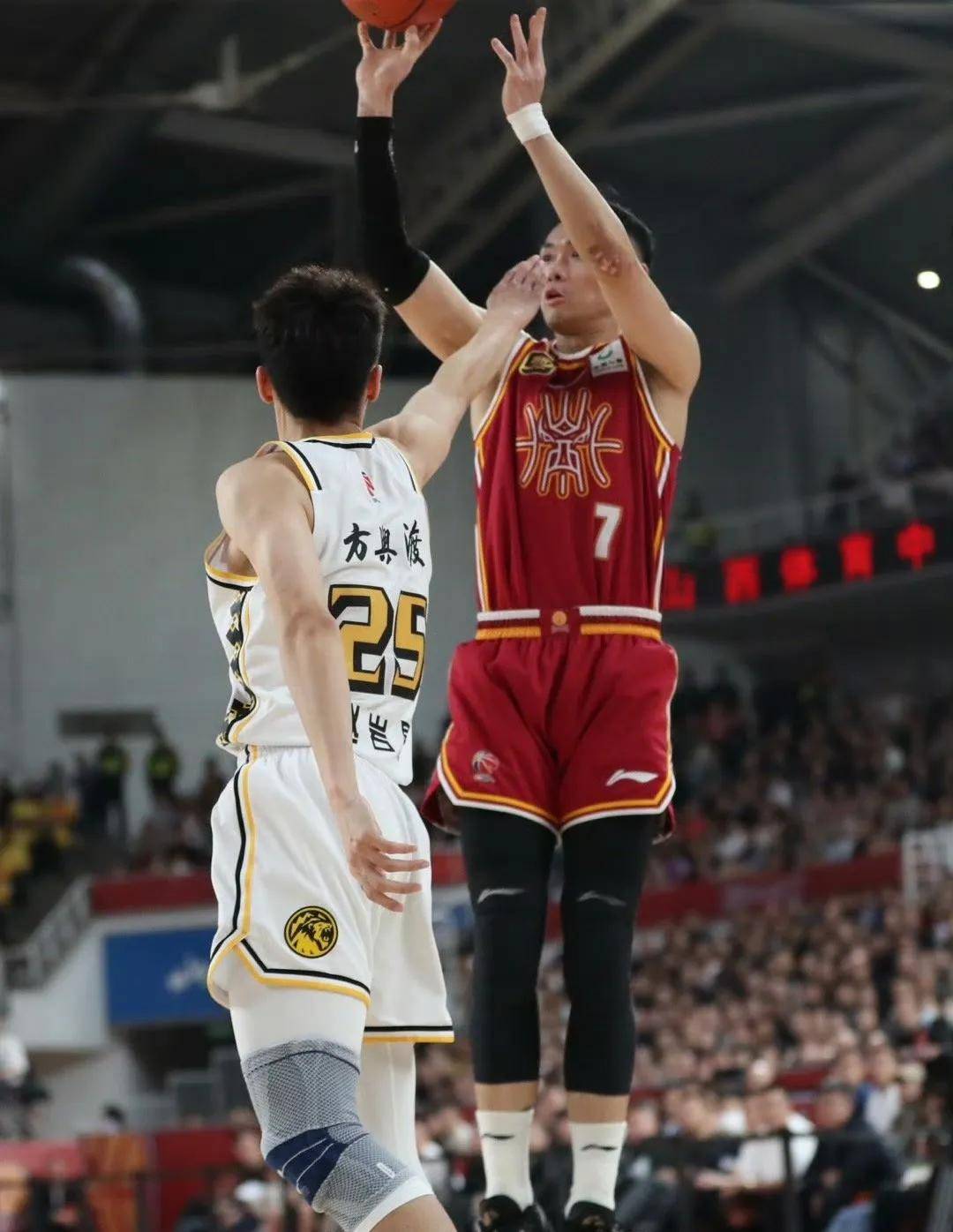 山西男篮在主场落败给青岛队 山西男篮在主场落败给青岛队