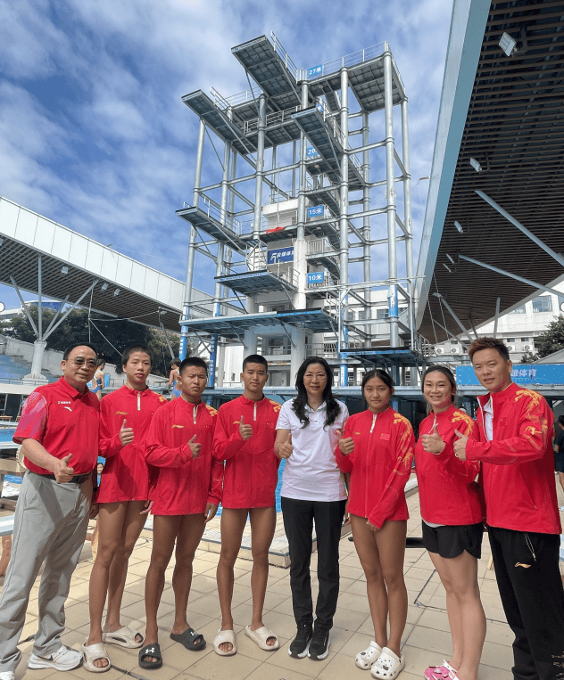 包含跳水比赛现场报道：跳将队员气质勇敢的词条