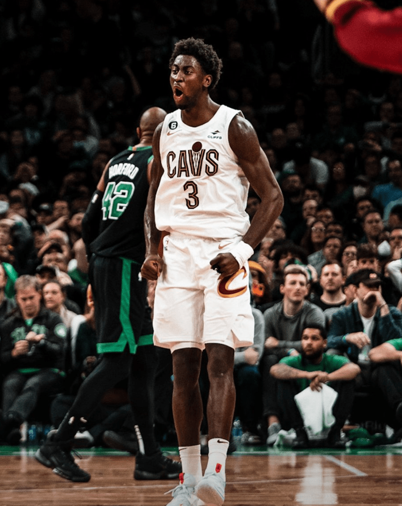 包含美国男篮绝地反击爵士，萨姆·米切尔高光表现的词条