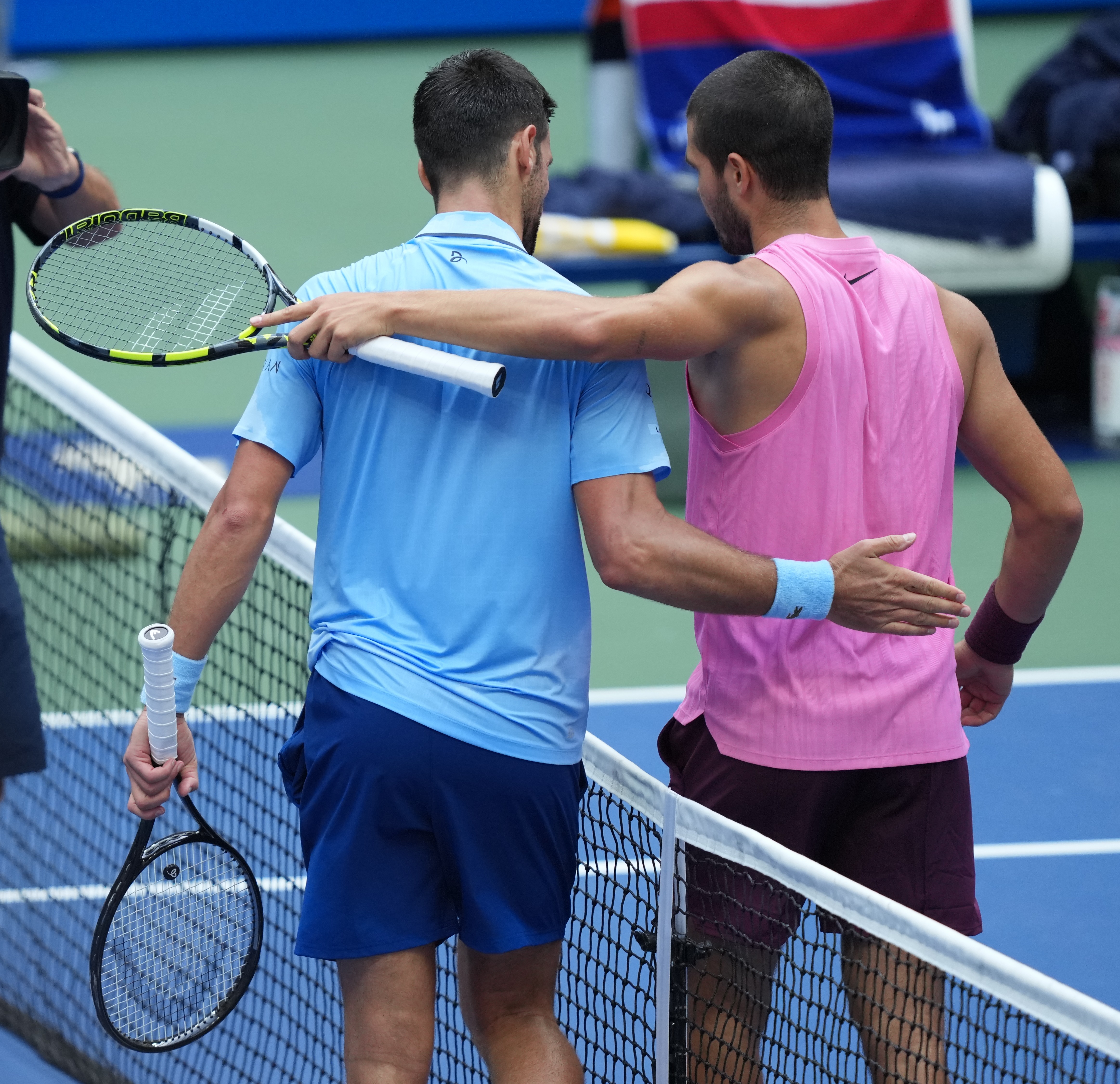 包含西班牙网球队逆转英国网球队，阿尔卡拉斯送出助攻的词条