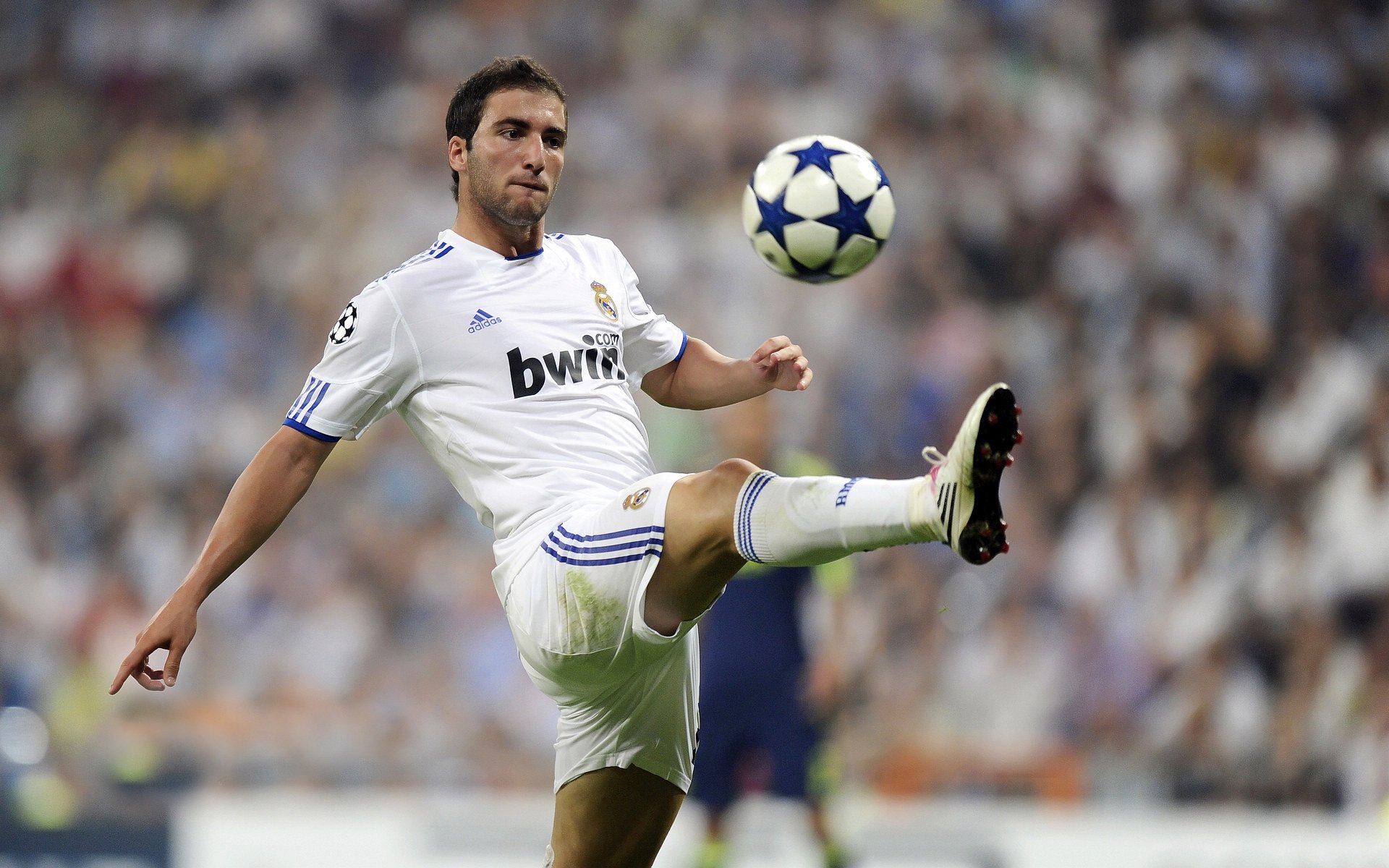 欧冠半决赛之夜,拉文在焦点战证明自己,从质疑到闪耀的蜕变之路