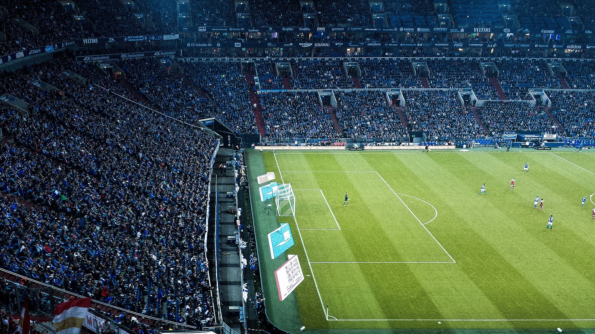 赛道轰鸣与球场沸腾，当F1揭幕战之夜遇上莫兰特的生涯之夜