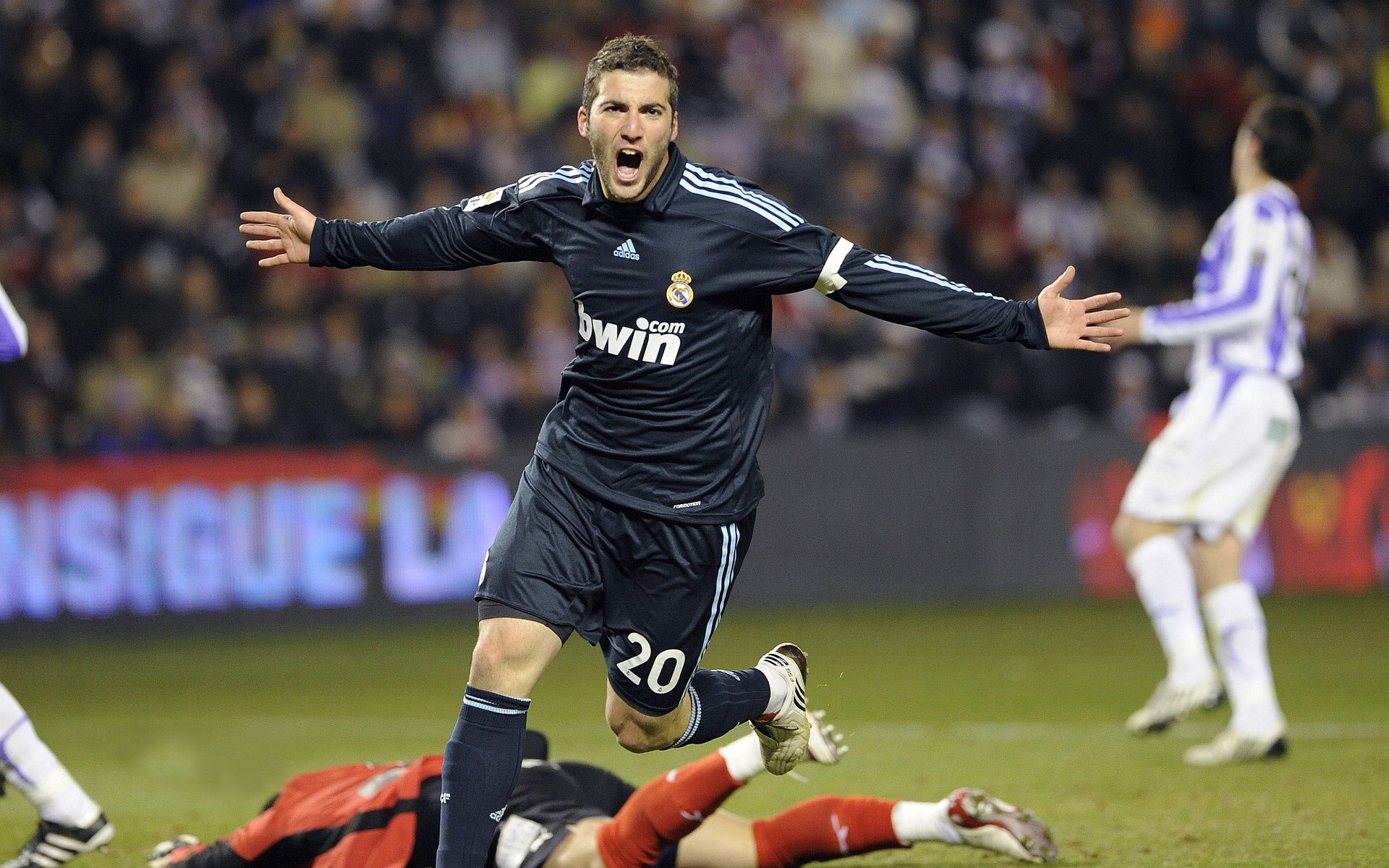 范戴克一锤定音，莱比锡红牛火力全开提前终结葡萄牙悬念